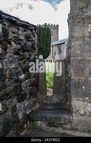 Spremere il St Oswald's Horton a Ribblesdale adiacente all'entrata recintata con un tetto fatto di enormi lastre di pietra (nelle vicinanze anche un edificio eccentrico). Foto Stock