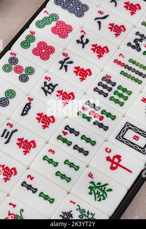 Classico gioco da tavolo mahjong piastrelle e gioco, antico preferito cinese Foto Stock