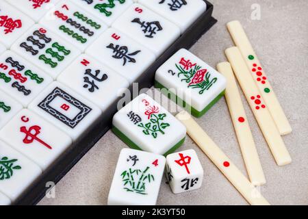 Classico gioco da tavolo mahjong piastrelle e gioco, antico preferito cinese Foto Stock