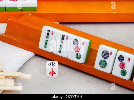 Classico gioco da tavolo mahjong piastrelle e gioco, antico preferito cinese Foto Stock