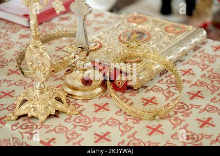 Corone di nozze e bibbia preparati per la cerimonia Foto Stock