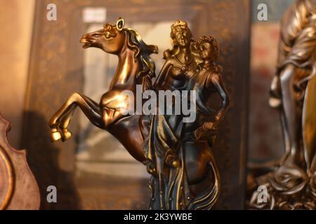 Statua di bronzo con il principe e la principessa sul cavallo. Foto Stock