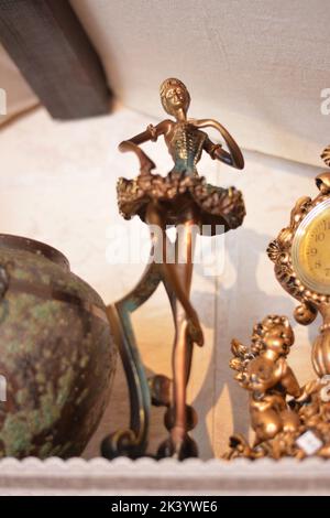 Statua in bronzo con ballerina in una boutique. Foto Stock