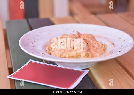 Pasta con salsa di panna acida e peperoni al forno. Foto Stock