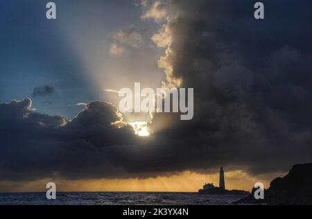 Nuvole temporesche sopra il faro di St Mary a Whitley Bay, nella parte nord di Tyneside. Data immagine: Giovedì 29 settembre 2022. Foto Stock