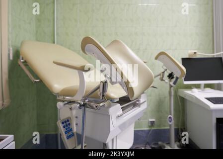 Sedia ginecologica in clinica. Foto Stock