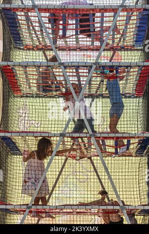 Bambini che giocano in una partita di arrampicata. Foto Stock