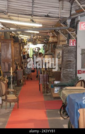 Parigi, Francia. Agosto 2022. Uno dei tanti negozi di antiquariato del mercato delle pulci di Saint Quen a Parigi. Foto di alta qualità Foto Stock