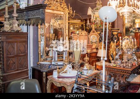 Parigi, Francia. Agosto 2022. Uno dei tanti negozi di antiquariato del mercato delle pulci di Saint Quen a Parigi. Foto di alta qualità Foto Stock