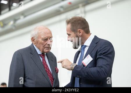 28 settembre 2022, Baden-Württemberg, Künzelsau: Reinhold Würth, fondatore del Gruppo Würth, e suo figlio Benjamin, visitano il Curio Innovation Center del Gruppo Würth Trading. Secondo l'azienda, nota per viti e tasselli, sono disponibili laboratori e luoghi di lavoro per circa 250 persone su un'area di circa 15.500 mq. Foto: Marijan Murat/dpa Foto Stock