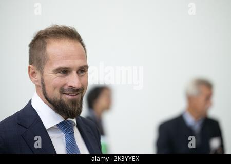 28 settembre 2022, Baden-Württemberg, Künzelsau: Benjamin Würth, nipote del fondatore del Gruppo Reinhold Würth, partecipa al tour del Curio Innovation Center del Gruppo Würth. Secondo l'azienda, nota per viti e tasselli, sono disponibili laboratori e luoghi di lavoro per circa 250 persone su un'area di circa 15.500 mq. Foto: Marijan Murat/dpa Foto Stock