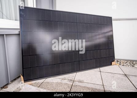 28 settembre 2022, Hesse, Francoforte sul meno: Un modulo solare per una cosiddetta centrale a balconata si trova su un balcone a Francoforte. Foto: Frank Rumpenhorst/dpa Foto Stock