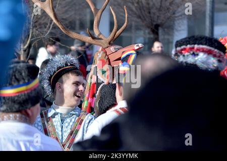 Giovane vestito nel tradizionale porto rumeno. Capra game.The annuale Winter Traditions and Customs Festival. Foto Stock