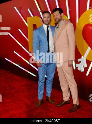 Los Angeles, Stati Uniti. 28th Set, 2022. Luke Macfarlane e Billy Eichner arrivano alla prima Universal BROS che si tiene al Regal LA Live Credit: Ovidiu Hrubaru/Alamy Live News Foto Stock