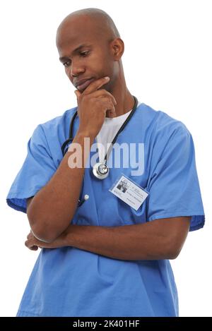 Pensando alla vostra condizione medica. Un giovane medico pensivo isolato su bianco. Foto Stock