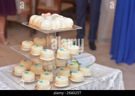 Torte piccole con budino alla vaniglia Foto Stock