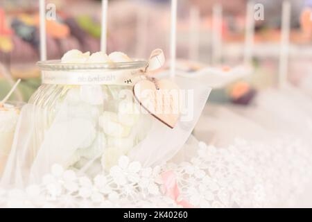 Piccola meringa bianca in un vaso di vetro. Meringue fatto in casa. Foto Stock