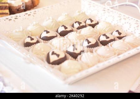 Round cakes for wedding with white pearls and male bow. Bride and groom cakes. Foto Stock