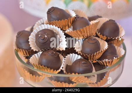 Ciotola di vetro con un sacco di cioccolato fondente zucchero Foto Stock