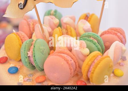 Macro vista di una torta con macaron colorati Foto Stock