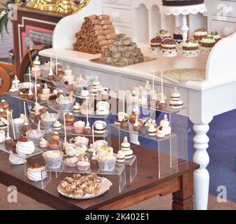 Candy Bar con dolci. Torta, biscotti, muffin cremosi per festeggiare il compleanno. Foto Stock