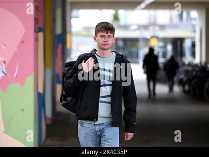 PRODUZIONE - 27 settembre 2022, Sassonia-Anhalt, Halle (Saale): Lo studente e autore Jakob Springfeld a Halle/Saale. Lo studente Jakob Springfeld di Zwickau è stato onorato come studente per il suo impegno sociale e coraggio civile, tra le altre cose con la Medaglia Theodor Heuss. Nel suo libro 'Unter Nazis' (tra nazisti), descrive gli scontri con la scena di destra nella sua città natale, che un tempo era anche la casa del 'Nazional Socialist Underground'. Foto: Hendrik Schmidt/dpa Foto Stock