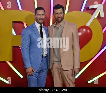 Los Angeles, Stati Uniti. 28th Set, 2022. I membri del cast Luke Macfarlane (L) e Billy Eichner partecipano alla prima della commedia romantica 'Bros' del film al Regal LA Live di Los Angeles mercoledì 28 settembre 2022. Trama: Due uomini con problemi di impegno tentano una relazione. Foto di Jim Ruymen/UPI Credit: UPI/Alamy Live News Foto Stock