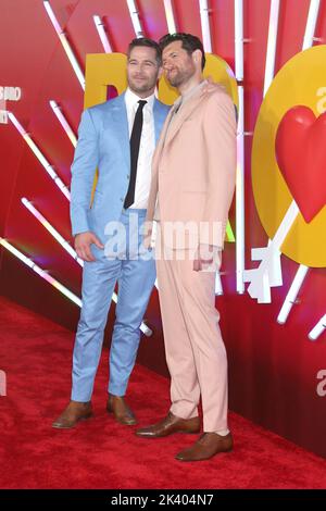 Los Angeles, California. 28th Set, 2022. Luke Macfarlane, Billy Eichner agli arrivi per BROS Premiere, Regal LA Live, Los Angeles, CA 28 settembre 2022. Credit: Priscilla Grant/Everett Collection/Alamy Live News Foto Stock