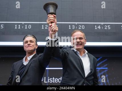 Francoforte, Germania. 29 settembre 2022, Hesse, Francoforte sul meno: Oliver Blume (r), presidente del consiglio di amministrazione di Volkswagen AG e Porsche AG, e Lutz Meschke, vicepresidente del consiglio di amministrazione e membro del consiglio di amministrazione per le finanze e L'IT, suonano la campana all'IPO di Porsche AG alla Borsa di Francoforte. Con l'IPO della sua controllata Porsche di vetture sportive, Volkswagen raccoglie quasi 9,4 miliardi di euro. L'IPO di Porsche AG è la più grande offerta pubblica iniziale in Germania dal 1996 di Telekom. Foto: Boris Roessler/dpa Credit: dpa Picture Alliance/Alamy Live News Foto Stock