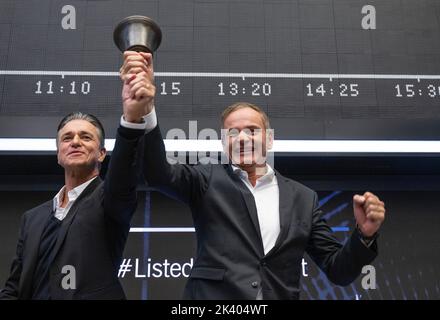 Francoforte, Germania. 29 settembre 2022, Hesse, Francoforte sul meno: Oliver Blume (r), presidente del consiglio di amministrazione di Volkswagen AG e Porsche AG, e Lutz Meschke, vicepresidente del consiglio di amministrazione e membro del consiglio di amministrazione per le finanze e L'IT, suonano la campana all'IPO di Porsche AG alla Borsa di Francoforte. Con l'IPO della sua controllata Porsche di vetture sportive, Volkswagen raccoglie quasi 9,4 miliardi di euro. L'IPO di Porsche AG è la più grande offerta pubblica iniziale in Germania dal 1996 di Telekom. Foto: Boris Roessler/dpa Credit: dpa Picture Alliance/Alamy Live News Foto Stock