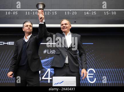 Francoforte, Germania. 29 settembre 2022, Hesse, Francoforte sul meno: Oliver Blume (r), presidente del consiglio di amministrazione di Volkswagen AG e Porsche AG, e Lutz Meschke, vicepresidente del consiglio di amministrazione e membro del consiglio di amministrazione per le finanze e L'IT, suonano la campana all'IPO di Porsche AG alla Borsa di Francoforte. Con l'IPO della sua controllata Porsche di vetture sportive, Volkswagen raccoglie quasi 9,4 miliardi di euro. L'IPO di Porsche AG è la più grande offerta pubblica iniziale in Germania dal 1996 di Telekom. Foto: Boris Roessler/dpa Credit: dpa Picture Alliance/Alamy Live News Foto Stock