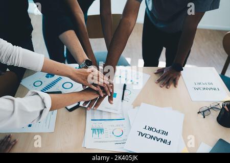 Collaborazione di lavoro di squadra di mani al lavoro insieme per mostrare la comunità di lavoro e il supporto. Varietà di team aziendali pronti a lavorare su una vendita digitale Foto Stock