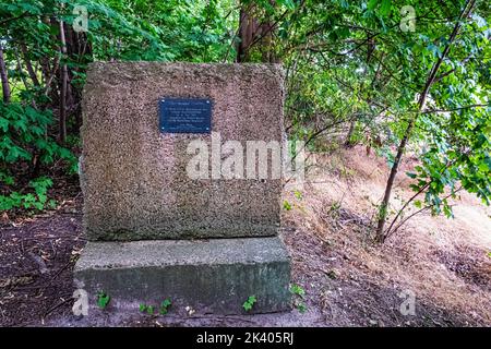 Checkpoint Qualitz.Monument per il contadino Helmut Qualitz, che ha attraversato il muro di Berlino con il suo trattore il 16,1990 giugno. Blankenfelder Chaussee, Lübars Foto Stock