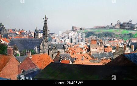 1987STEEPLEJACKS - sostituire un vecchio campanile instabile con una sostituzione in fibra di vetro più breve sulla Chiesa cattolica ai piedi di Brunswick Street, nel Whitby North Yorkshire. Questa vista sui tetti a tegole rosse della città mostra anche la chiesa parrocchiale di Santa Maria e la vecchia abbazia. Foto Stock