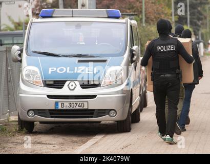 Berlino, Germania. 29th Set, 2022. Gli agenti di polizia effettuano scatole dal circolo del gruppo di bilancieri 'Hells Angels MC Berlin Central' a Berlino. A causa di attività criminali, il gruppo è stato bandito e sciolto dal senatore dell'interno di Berlino. Credit: Paul Zinken/dpa/Alamy Live News Foto Stock