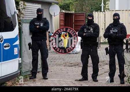 Berlino, Germania. 29th Set, 2022. Gli agenti di polizia si trovano di fronte ai locali del gruppo di bilancieri 'Hells Angels MC Berlin Central' a Berlino. A causa di attività criminali, il gruppo è stato bandito e sciolto dal senatore dell'interno di Berlino. Credit: Paul Zinken/dpa/Alamy Live News Foto Stock