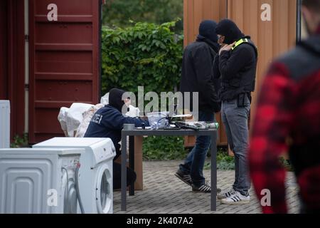 Berlino, Germania. 29th Set, 2022. Gli agenti di polizia registrano l'inventario del gruppo presso la sede del gruppo basculante "Hells Angels MC Berlin Central" di Berlino. A causa di attività criminali, il gruppo è stato bandito e sciolto dal senatore dell'interno di Berlino. Credit: Paul Zinken/dpa/Alamy Live News Foto Stock