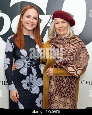 Grace Arnold e Meg Simmonds arrivano per sessant'anni all'asta di James Bond presso la casa d'aste di Christie nel centro di Londra. Data immagine: Mercoledì 28 settembre 2022. Foto Stock
