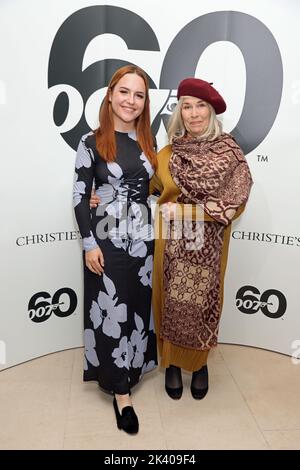 Grace Arnold e Meg Simmonds arrivano per sessant'anni all'asta di James Bond presso la casa d'aste di Christie nel centro di Londra. Data immagine: Mercoledì 28 settembre 2022. Foto Stock