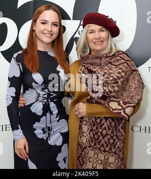 Grace Arnold e Meg Simmonds arrivano per sessant'anni all'asta di James Bond presso la casa d'aste di Christie nel centro di Londra. Data immagine: Mercoledì 28 settembre 2022. Foto Stock