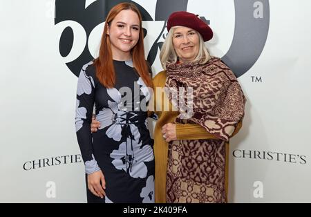 Grace Arnold e Meg Simmonds arrivano per sessant'anni all'asta di James Bond presso la casa d'aste di Christie nel centro di Londra. Data immagine: Mercoledì 28 settembre 2022. Foto Stock
