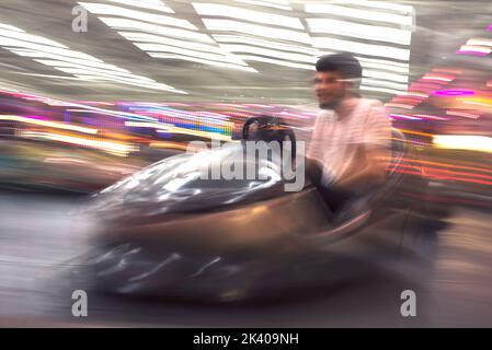 Foto astratta di autoscontri al parco divertimenti di izmir. Foto Stock