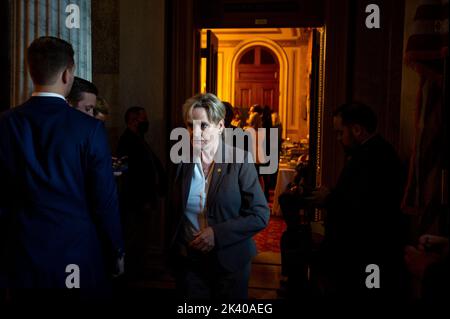 Washington, Stati Uniti d'America. 28th Set, 2022. Il senatore degli Stati Uniti Cindy Hyde-Smith (repubblicano del Mississippi) lascia il pranzo politico del senato repubblicano al Campidoglio degli Stati Uniti a Washington, DC, mercoledì 28 settembre 2022. Credit: Rod Lammey/CNP/Sipa USA Credit: Sipa USA/Alamy Live News Foto Stock