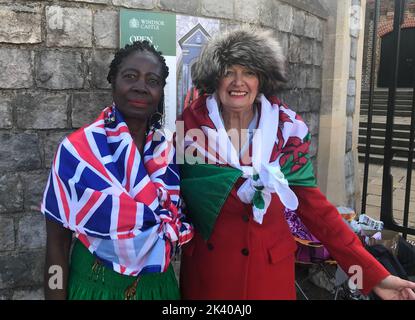 RITRASMESSO CORREGGENDO IL COGNOME DELLA GRAZIA Grace Gotharg e Anne Daley aspettano di entrare mentre il Castello di Windsor e la Cappella di San Giorgio riaprono al pubblico per la prima volta dalla morte della Regina Elisabetta II. I primi membri del pubblico potranno visitare il luogo di riposo finale della Regina e vedere la pietra della ledger nella Cappella commemorativa di Giorgio VI, che è inscritta con il suo nome. Data immagine: Giovedì 29 settembre 2022. Foto Stock