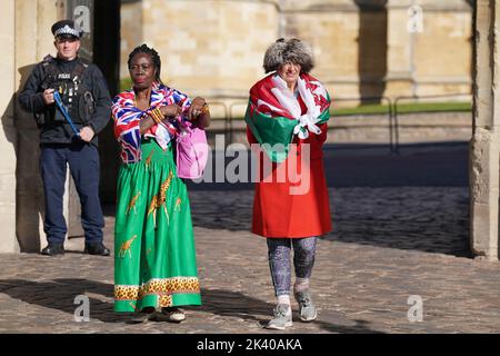 RITRASMESSO CORREGGENDO IL COGNOME DI GRACE Gotharg e Anne Daley, dopo aver visitato il Castello di Windsor e la Cappella di San Giorgio, riaprendosi al pubblico per la prima volta dalla morte della Regina Elisabetta II. I primi membri del pubblico potranno visitare il luogo di riposo finale della Regina e vedere la pietra della ledger nella Cappella commemorativa di Giorgio VI, che è inscritta con il suo nome. Data immagine: Giovedì 29 settembre 2022. Foto Stock