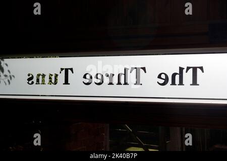 Il segno dei tre Tuns pub invertito su vetro inciso, Henley-in-Arden, Warwickshire, Inghilterra, Regno Unito Foto Stock