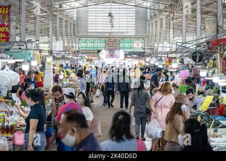 Provincia di Chonburi, Tailandia - 25 Set 2020, Asian gente locale cammina e acquista frutti di mare al mercato del pesce di Angsila, il grande mercato fresco a Chonburi Pro Foto Stock