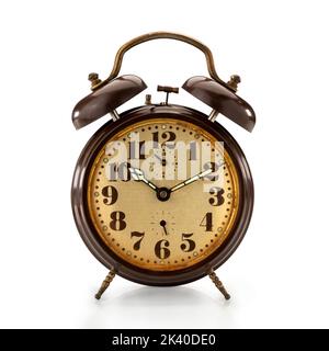 Sveglia vintage, vecchio stile marrone e oro orologio isolato su bianco, clipping path Foto Stock