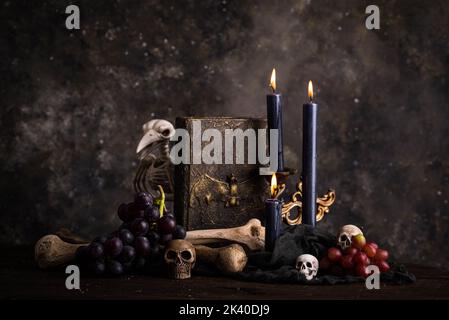 Halloween ancora vita con cranio, ossa e torta Foto Stock