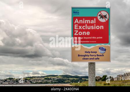 Cartello zona di esclusione degli animali presso la spiaggia di Broughty Ferry. Foto Stock